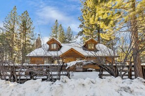 Exterior - 750 Stanford Avenue 3 Bedroom Cabin by RedAwning (South Lake Tahoe)