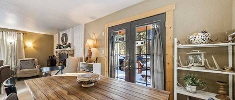 Chalet rustique, 3 chambres | Restauration