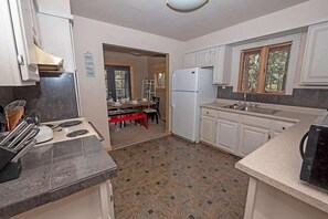 Private kitchen - 750 Stanford Avenue 3 Bedroom Cabin by RedAwning (South Lake Tahoe)