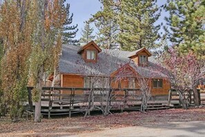 Exterior - 750 Stanford Avenue 3 Bedroom Cabin by RedAwning (South Lake Tahoe)
