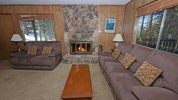 House, 4 Bedrooms | Living area