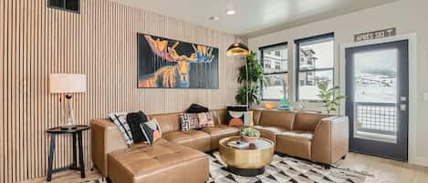Condo, 3 Bedrooms | Ruang tamu | TV Pintar