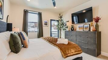 Condo, 3 Bedrooms | 3 bedrooms, iron/ironing board, free WiFi