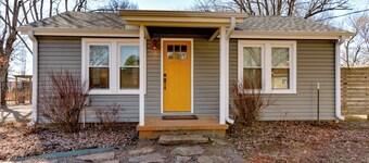 UA까지 2마일, 파티오 있는 페이엇빌 중심가의 집