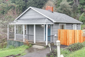 Interior - 3 Mi to Reedsport: Home w/ Umpqua River Views (Reedsport)