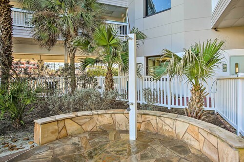 Galveston Condo w/ Beach Access Near Moody Gardens
