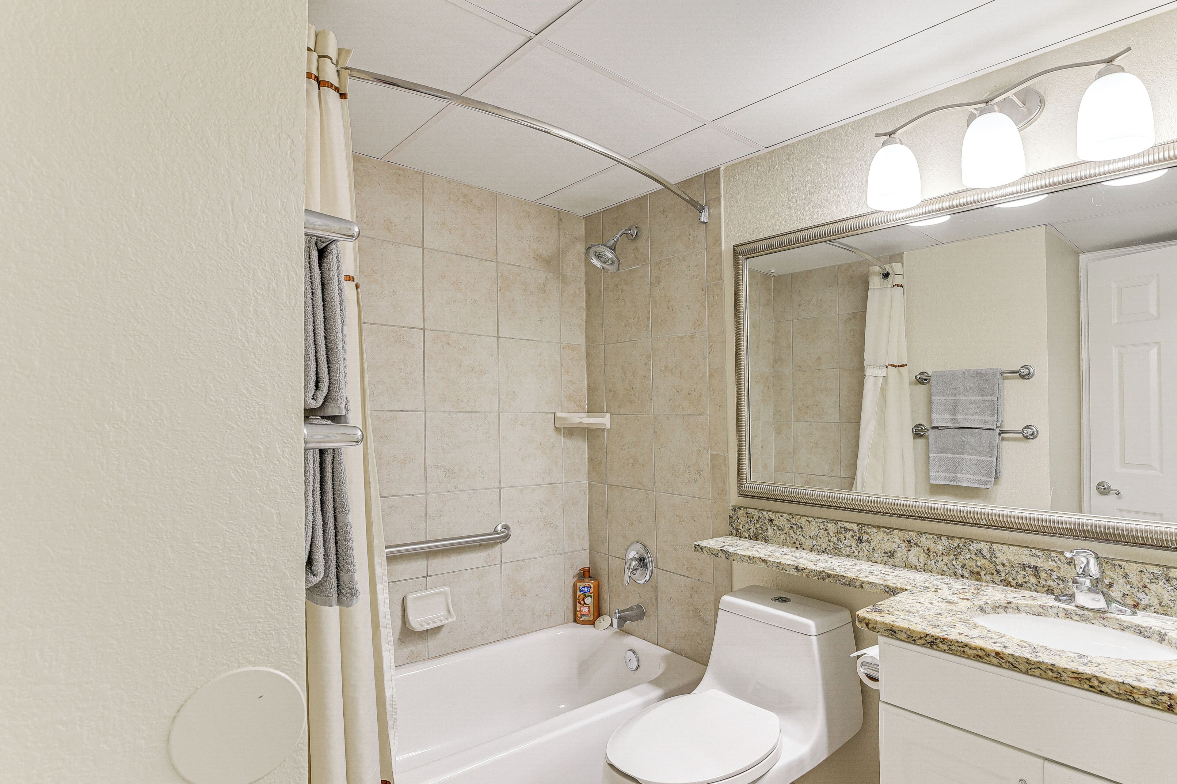 Une salle de bain avec une baignoire, des toilettes et un lavabo.