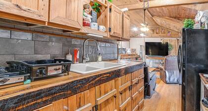 Peaceful Kentucky Countryside Cabin w/ Porch
