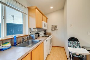 Apartment (2 Bedrooms) | Interior - Ocean Shores Getaway w/ Patio - Walk to Beaches! (Ocean Shores)