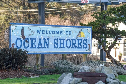 Ocean Shores Getaway w/ Patio - Walk to Beaches!