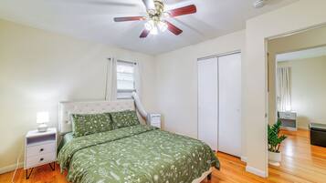 3 bedrooms, desk, laptop workspace, bed sheets
