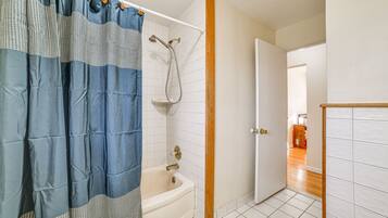 House (3 Bedrooms) | Bathroom | Free toiletries