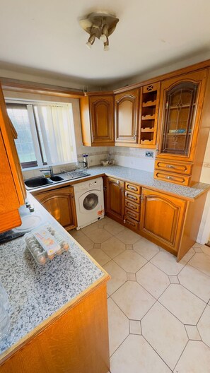 Private kitchen - 
4 Bedroom House Near Birmingham Airport and NEC (Solihull)