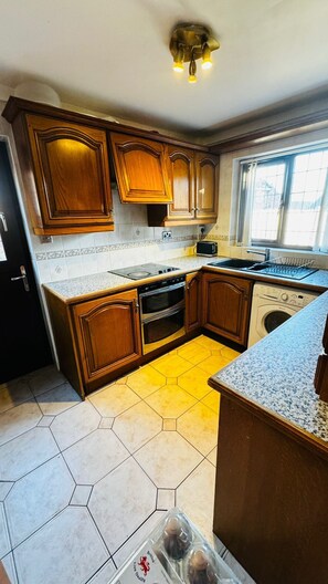 Private kitchen - 
4 Bedroom House Near Birmingham Airport and NEC (Solihull)