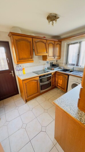 Private kitchen - 
4 Bedroom House Near Birmingham Airport and NEC (Solihull)