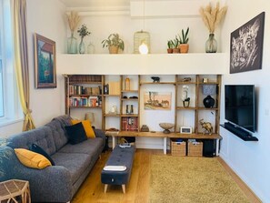 TV, books - The Fire Station Jungle with private parking (Bristol)