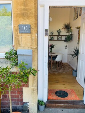 Outdoor dining - The Fire Station Jungle with private parking (Bristol)