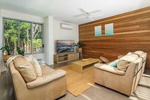 TV, books, offices - Mount Coolum Beachfront Abode with Private Rooftop (Coolum Region)