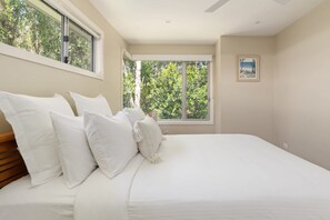 3 Schlafzimmer, Schreibtisch, Bügeleisen/Bügelbrett, Reisekinderbett