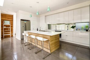 Kjøleskap, mikrobølgeovn, ovn og kokeplater