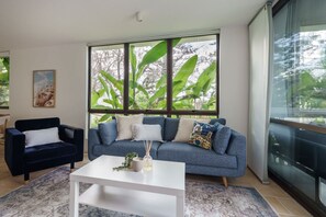 TV, offices - Four Pines Shelly Beach Retreat (Shelly Beach)