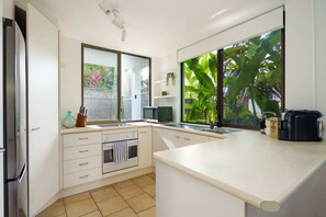 Køleskab, mikrobølgeovn, ovn, kogeplade