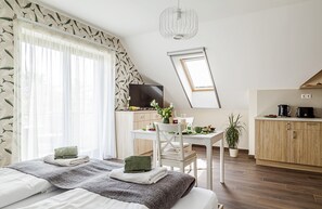 Panoramic-Studio, Seeblick | Wohnbereich | 81-cm-Smart-TV mit Digitalempfang