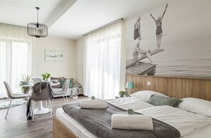 Studio – panorama, utsikt mot innsjø | Oppholdsområde | En 81-centimeters smart-TV med digitale kanaler