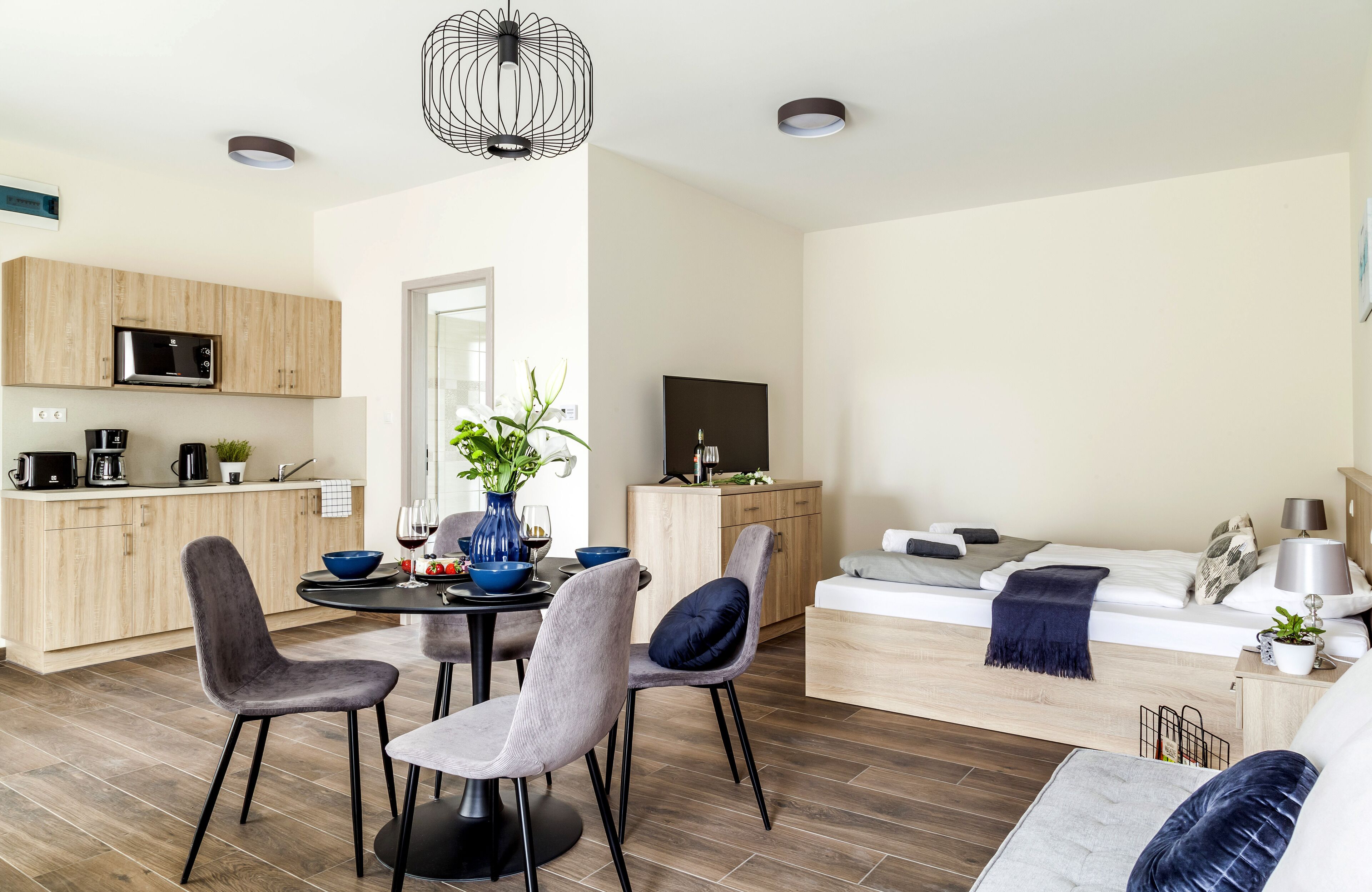 Un apartamento moderno con cocina, comedor y sala de estar.