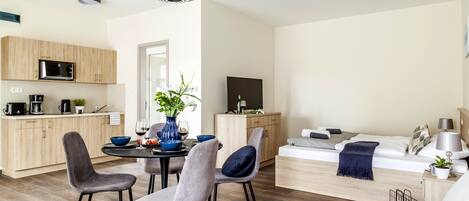 Un apartamento moderno con cocina, comedor y sala de estar.