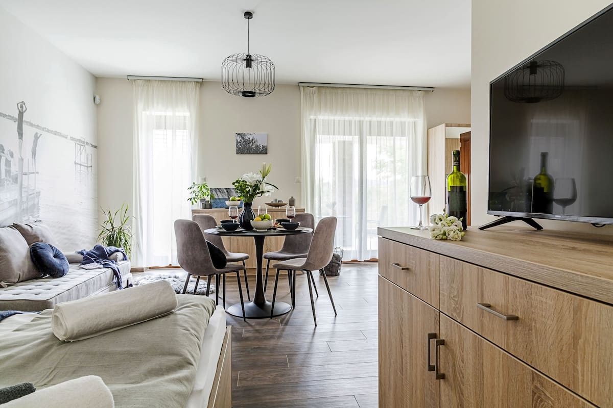 Studio Romantis | Area keluarga | Smart TV 81-cm dengan saluran TV digital