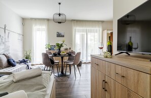 Romantisk studio | Oppholdsområde | En 81-centimeters smart-TV med digitale kanaler
