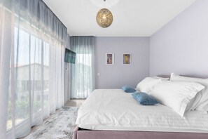 3 bedrooms, in-room safe, iron/ironing board, travel cot