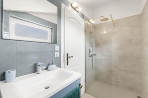 Shower, hair dryer, bidet, towels
