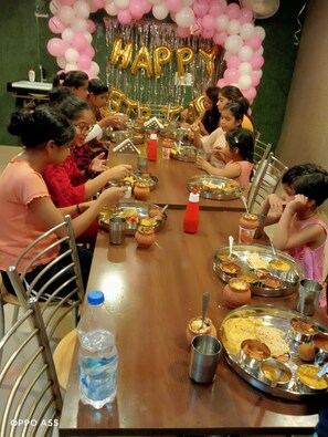 Family dining - Hotel Surya Palace (Chomu)