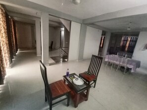Lobby sitting area - Hotel Surya Palace (Chomu)