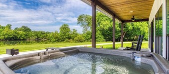 Lazy River Cabin, Hot Tub, $1089 FREE tickets each paid day, Dollywood and More!