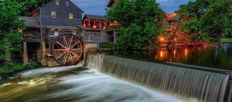 Lazy River Cabin, Hot Tub, $560 in FREE Attraction tickets each paid day!