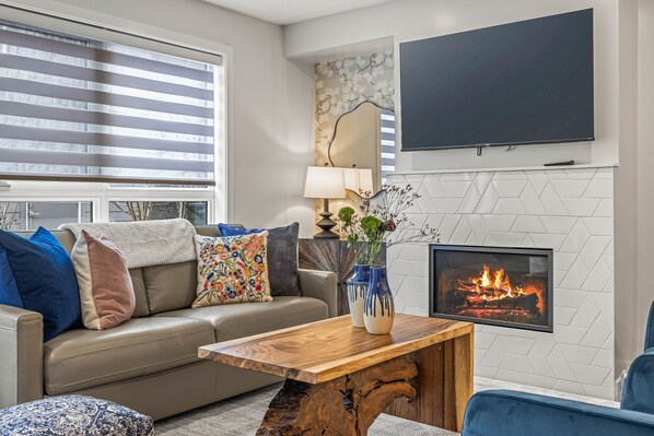 Smart TV, fireplace - Brand New 6BR Family Retreat (Canmore)