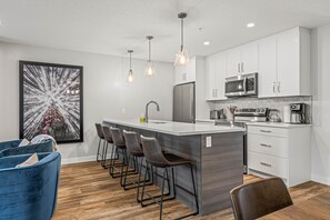 冰箱、微波炉、烤箱、炉灶