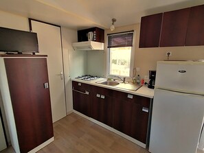 Kühlschrank, Mikrowelle, Wasserkocher mit Kaffee-/Teezubehör