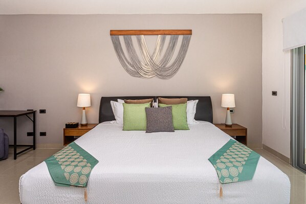 2 sovrum, skrivbord, strykjärn/strykbräda och resesäng