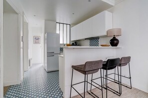 Kylskåp, mikrovågsugn, ugn och kaffe- och tebryggare