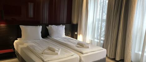 Kahden hengen kaupunkihuone, näköala puutarhaan | Työpöytä, kannettavalle tietokoneelle sopiva työtila, äänieristys