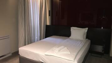 Business Single Room, Garden View | Desk, laptop workspace, soundproofing, free WiFi