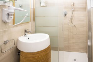 Apartamento exclusivo | Baño | Bañera de hidromasaje, secador de pelo, bidé y toallas