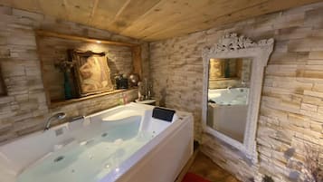 Baignoire Ă jets, sĂšche-cheveux, serviettes fournies, savon