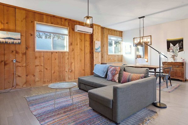 Televisión y oficina 