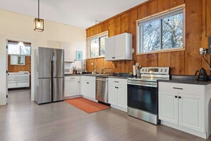 Réfrigérateur, four à micro-ondes, un four, surface de cuisson