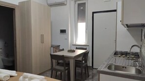 Kühlschrank, Geschirrspüler, Wasserkocher mit Kaffee-/Teezubehör